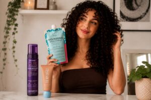 Cum alegi produsele potrivite pentru părul creț? Ghid complet pentru fiecare pas din rutină